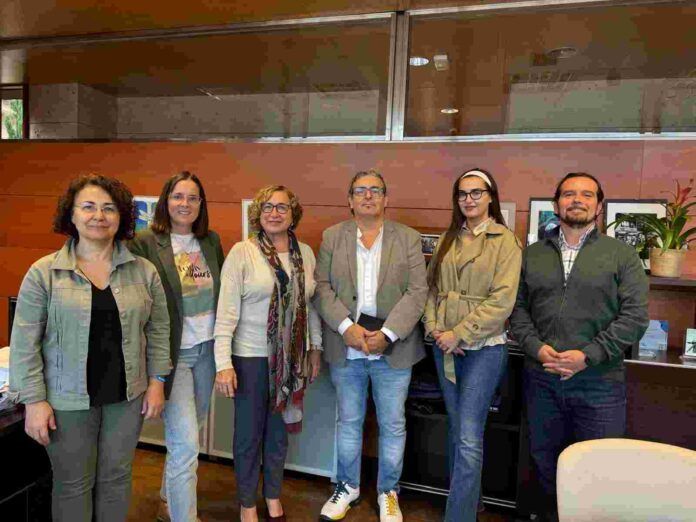 De izquierda a derecha: Carolina Cuesta, trabajadora social en Junta de Comunidades de Castilla-La Mancha (JCCM); Gema Arenas (ADELANTE CLM), Maite Marín, Directora General de Humanización y Atención Sociosanitaria; Jesús Meco y Beatriz Alba (PocoFrecuentes-INDEPF), Daniel Sánchez (Iguala3).