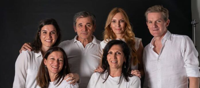 De Izquierda a derecha, Josune Zubicaray, Paula Río, Juan A. Bueren, Susana Navarro (arriba), Aurora de la Cal (abajo) y Julián Sevilla. Foto: Calendario de la Fundación Anemia de Faconi. (Foto www.ciberisciii.es)